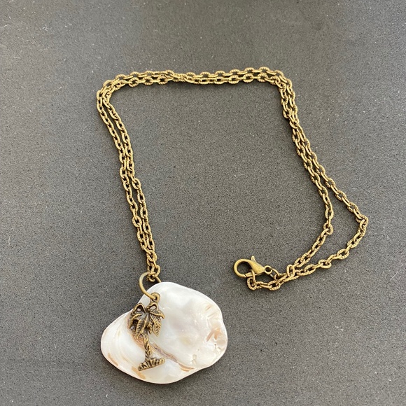 Sea shell necklace with palm tree charm.   10" chain. - Picture 1 of 3